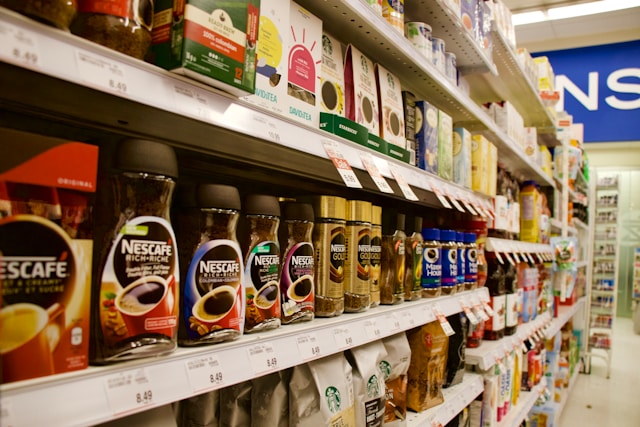 Prateleira de alimentos e mercearia