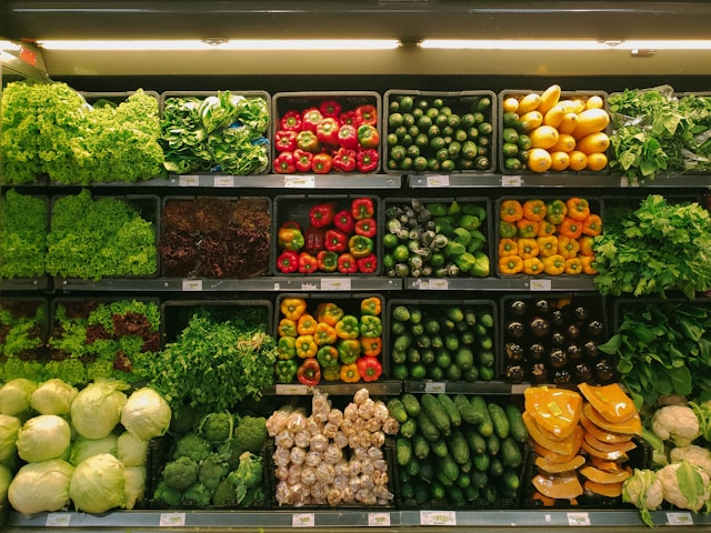 Seção de hortifrúti com frutas e verduras